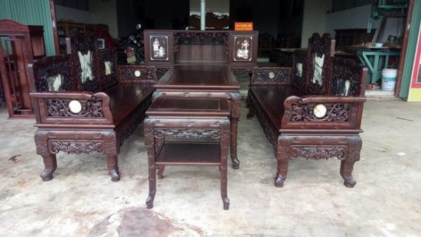 Bàn ghế trường kỷ gỗ cổ với các đường nét chạm trổ tỉ mỉ