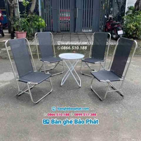 Bàn ghế vỉa hè nhỏ gọn, tối ưu không gian cho quán cafe