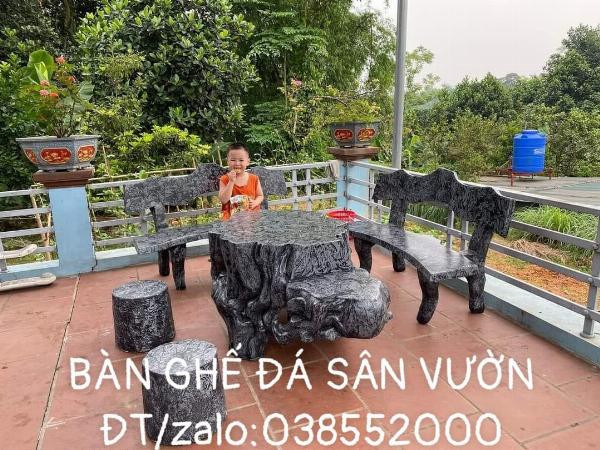 Bàn ghế xi măng giả đá cẩm thạch với vân đá tự nhiên tinh tế cho ban công