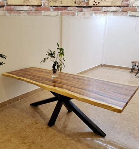Bàn gỗ dài quán cafe với thiết kế nguyên khối sang trọng