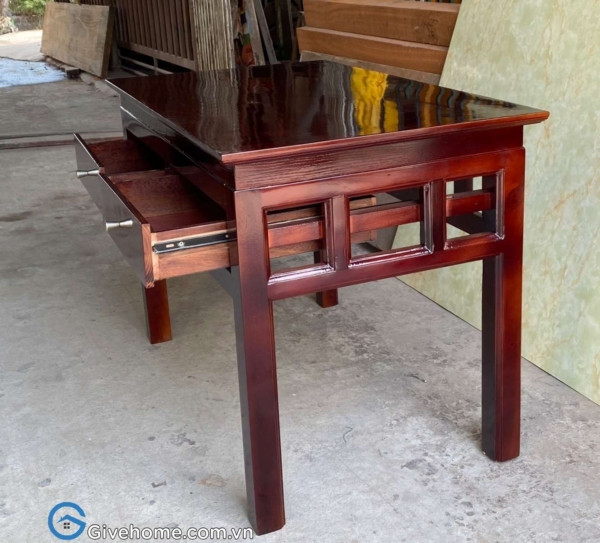 Bàn gỗ để mâm cơm cúng được sử dụng trong không gian thờ tự