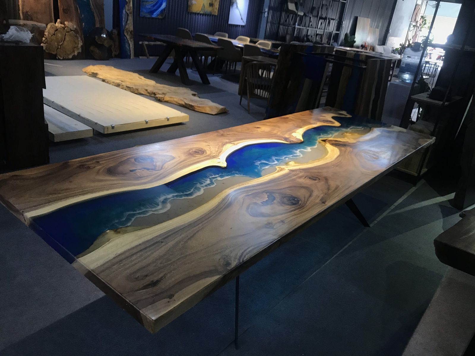 Bàn gỗ đổ keo epoxy hình sóng biển lớn, lý tưởng cho không gian phòng họp hoặc bàn ăn sang trọng