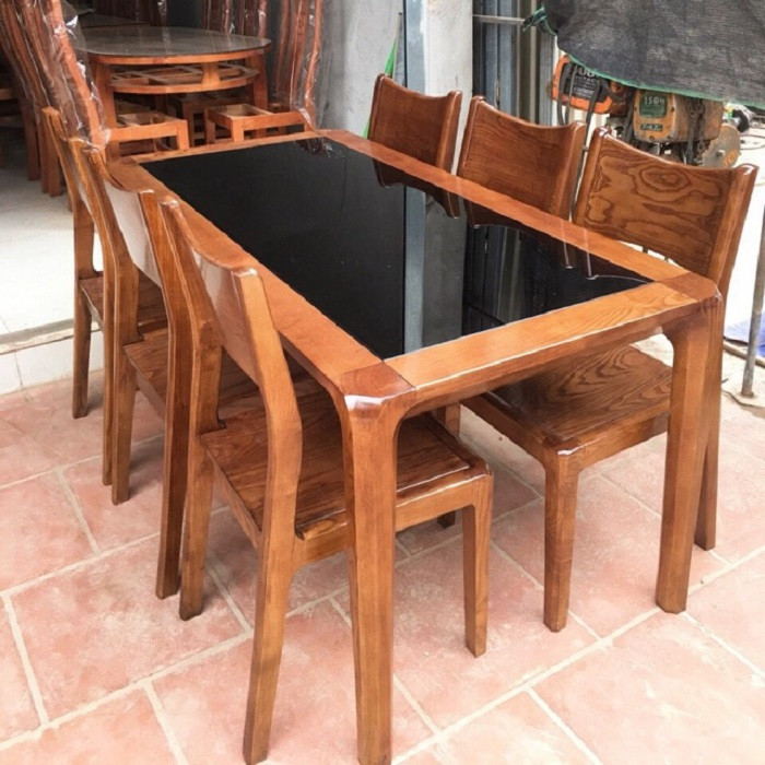 bàn gỗ mặt kính với thiết kế kết hợp độc đáo, viền gỗ bao quanh mặt kính