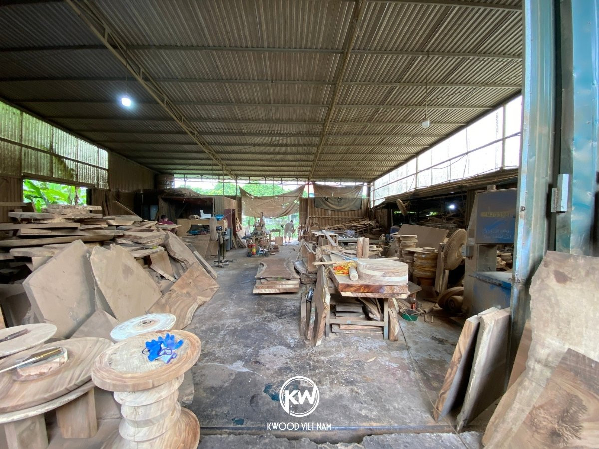 Bàn gỗ me tây chân sắt nguyên khối cao cấp tại biệt thự Ninh Bình