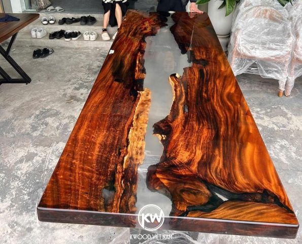 Bàn gỗ me tây epoxy chân sắt với thiết kế nghệ thuật