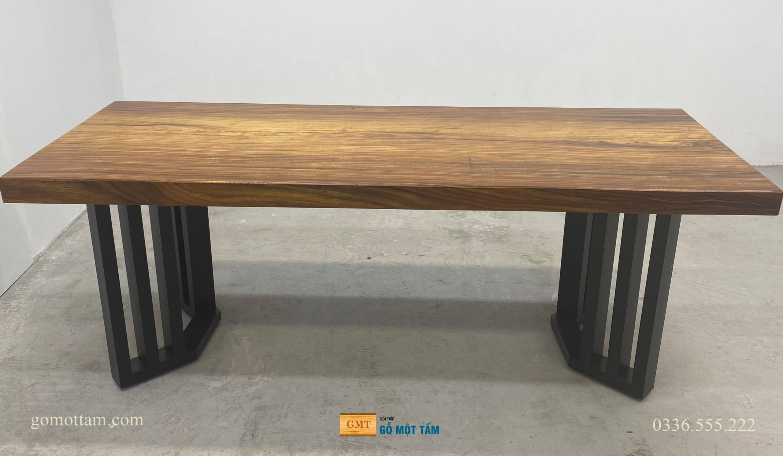 Bàn gỗ me tây nguyên tấm dài 2m với thiết kế mộc mạc, phù hợp không gian gần gũi thiên nhiên