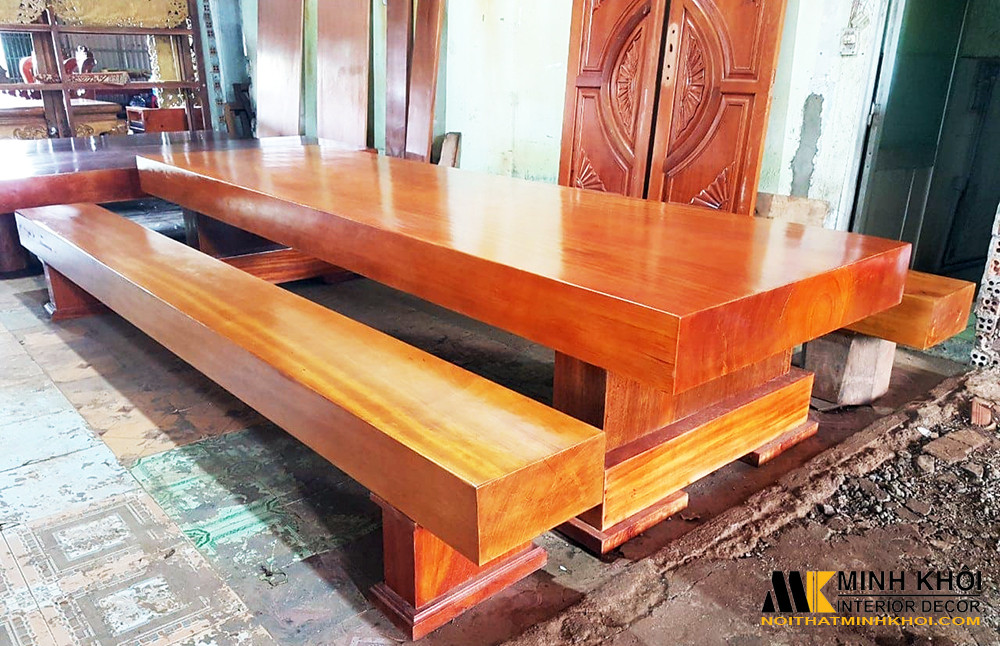 Bàn gỗ nguyên khối làm từ gỗ hương, mang đến vẻ đẹp ấm cúng và mùi thơm đặc trưng.