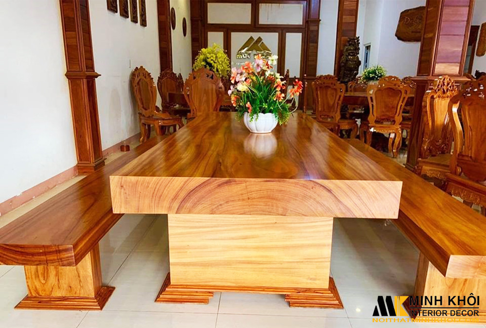 Bàn gỗ nguyên khối với ghế tựa độc đáo, thể hiện vẻ đẹp vượt thời gian.