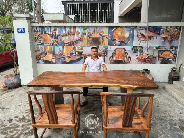 Bàn gỗ tự nhiên nguyên khối me tây với chân gỗ vững chắc trong không gian nội thất.