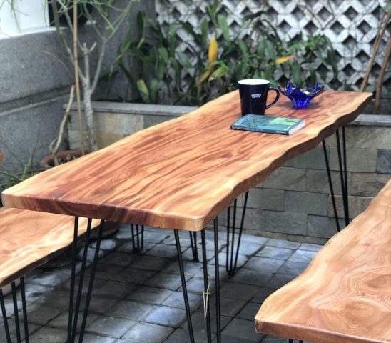 Bàn gỗ xà cừ nguyên tấm trong phòng khách