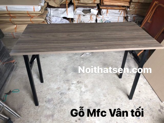 Bàn gỗ xếp gọn chân sắt màu đen tiện lợi cho không gian làm việc hiện đại