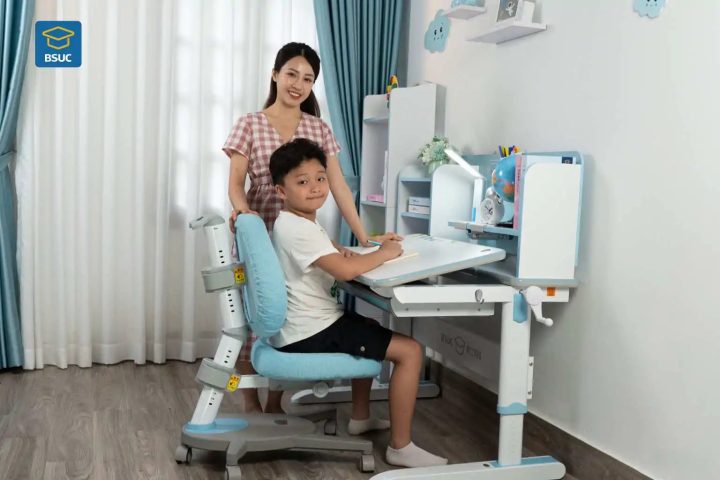 Bàn học chuẩn ergonomic giúp bé ngồi đúng tư thế