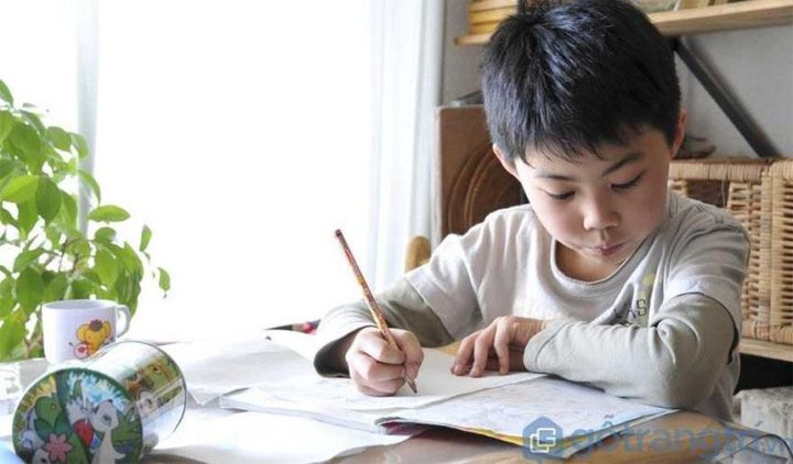 Bàn học gỗ cho bé cấp 1