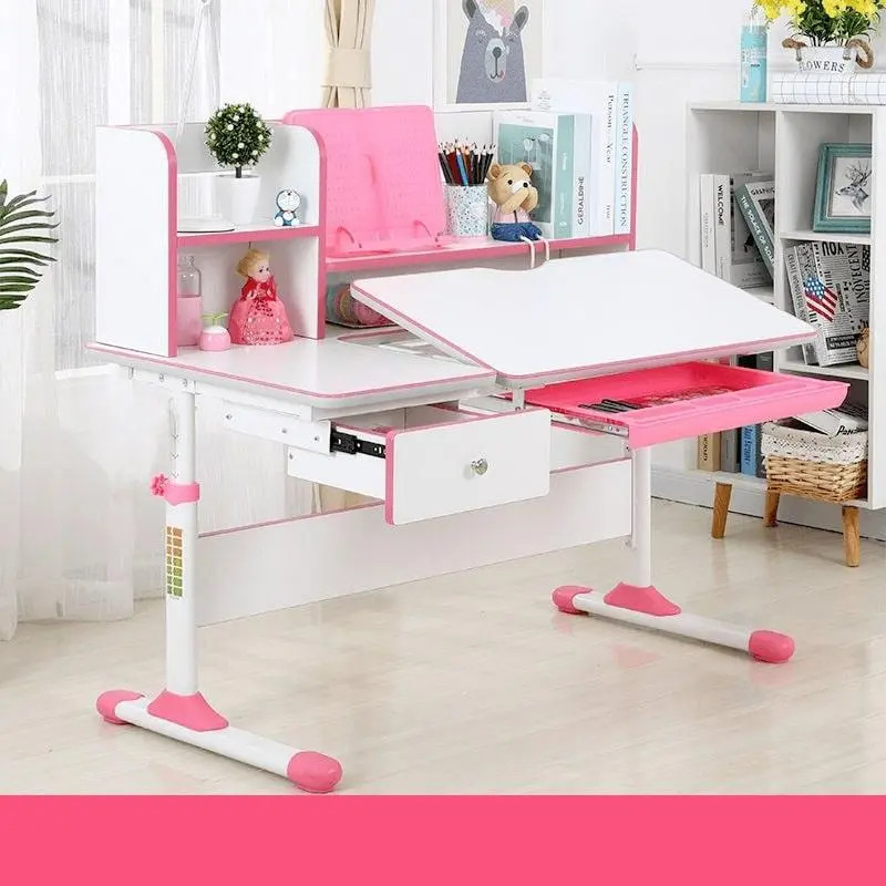 Bàn học màu hồng có kệ sách liền thân giúp bé gái sắp xếp đồ dùng gọn gàng