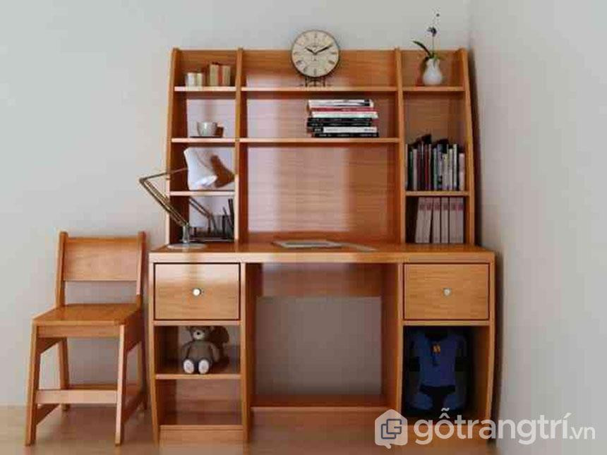 Bàn học sinh cấp 3 bằng gỗ tự nhiên với vân gỗ đẹp.