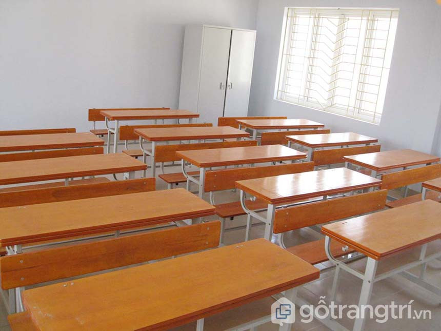 Bàn học sinh cấp 3 liền ghế với kệ sách nhỏ.