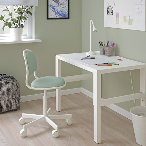 Bàn học sinh nhỏ gọn với thiết kế hiện đại, màu sắc trang nhã