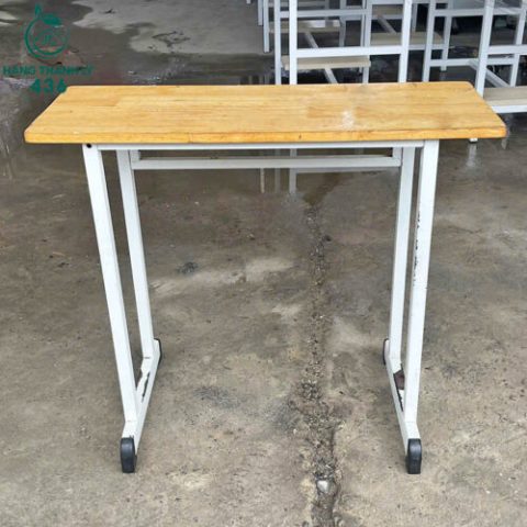 Bàn học sinh tiểu học cũ khung sắt mặt gỗ