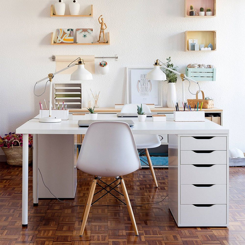 Bàn Ikea tạo điểm nhấn cho không gian làm việc