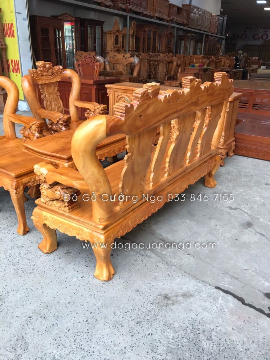 Bàn kẹp bên cạnh bộ bàn ghế xà cừ với hoa văn đối xứng
