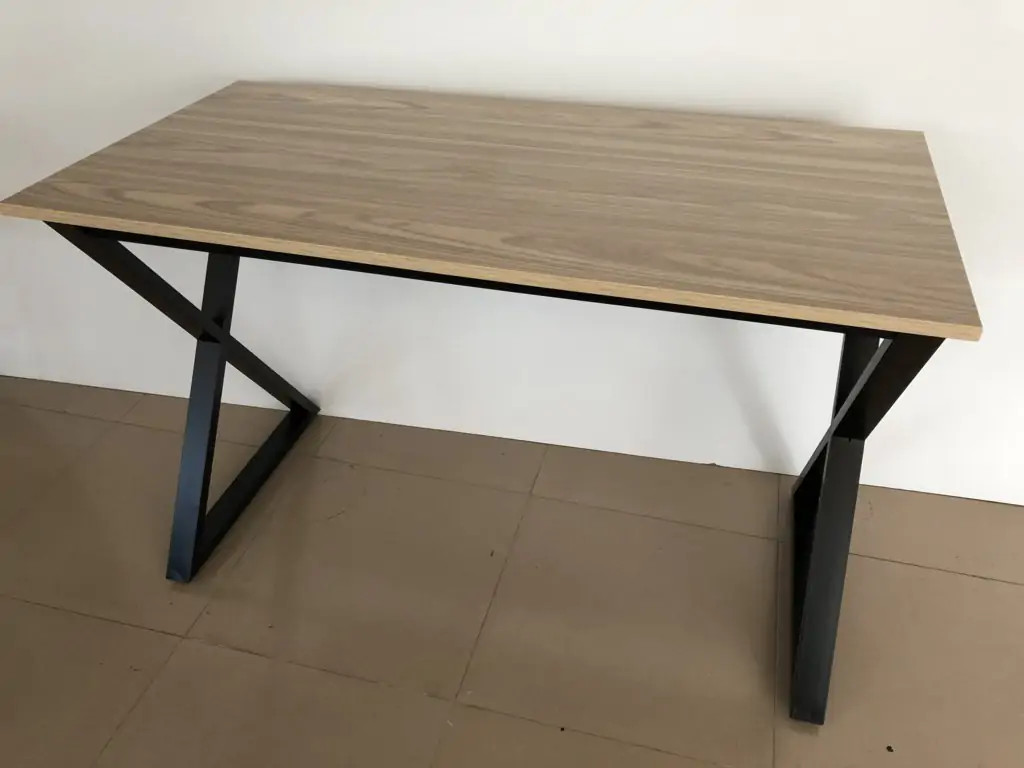 Bàn làm việc chân sắt chữ X kết hợp mặt gỗ và kệ đơn giản