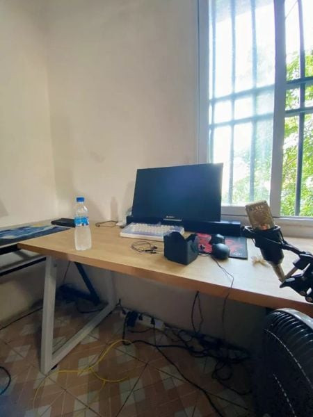 bàn làm việc chân sắt mặt gỗ tiện lợi