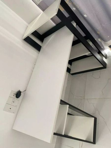bàn làm việc chân sắt mặt gỗ trong phòng