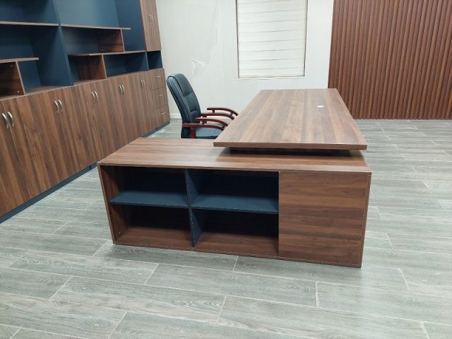 Bàn làm việc có kệ và hộc kéo tích hợp thông minh