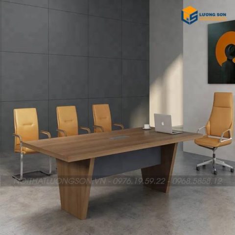 Bàn làm việc dài 3m bằng gỗ công nghiệp màu nâu sáng, thiết kế hiện đại với chân trụ vững chắc.