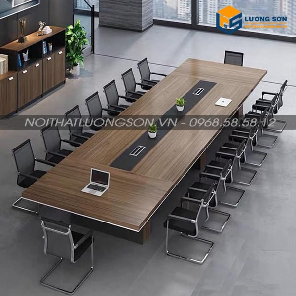 Bàn làm việc dài 3m được bố trí trong văn phòng hiện đại, tạo không gian mở và chuyên nghiệp.