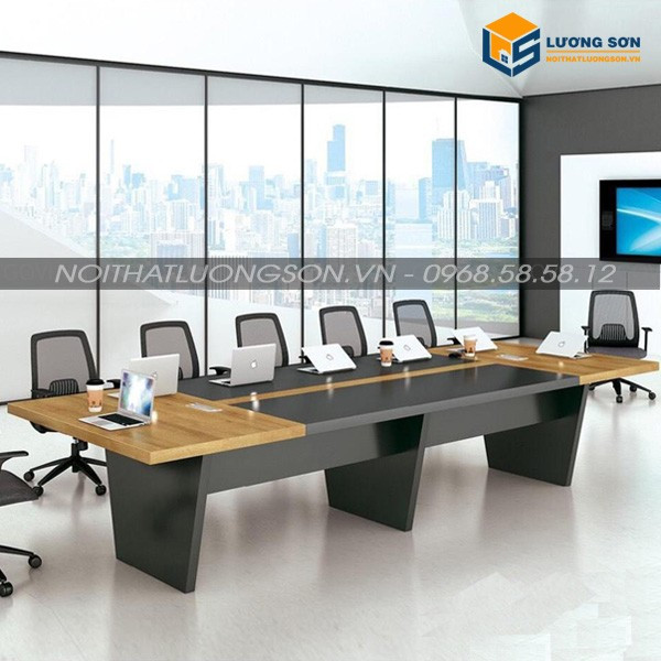 Bàn làm việc dài 3m thiết kế đơn giản nhưng sang trọng, mặt gỗ mịn màng tạo cảm giác thoải mái khi sử dụng.