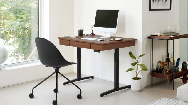 Bàn làm việc đứng được ưa chuộng