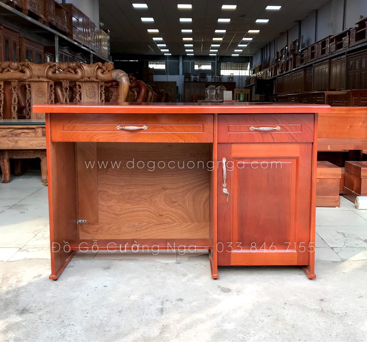 Bàn làm việc gỗ MDF với bề mặt nhẵn mịn, dễ dàng kết hợp cùng ghế gỗ làm việc.