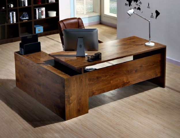 Bàn làm việc gỗ óc chó sang trọng được kê theo hướng phong thủy tốt cho người mệnh Mộc, mang lại tài lộc và may mắn.