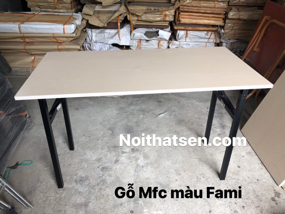 Bàn làm việc gỗ xếp gọn chân sắt với mặt bàn rộng rãi, tối ưu cho học tập và làm việc