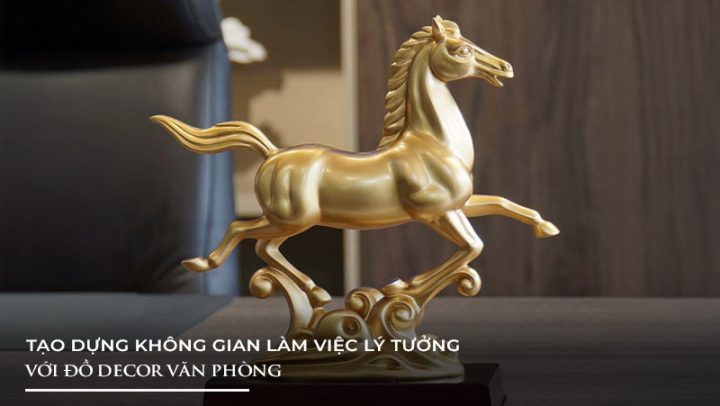 Bàn làm việc gọn gàng với đồ chơi để bàn làm việc sáng tạo