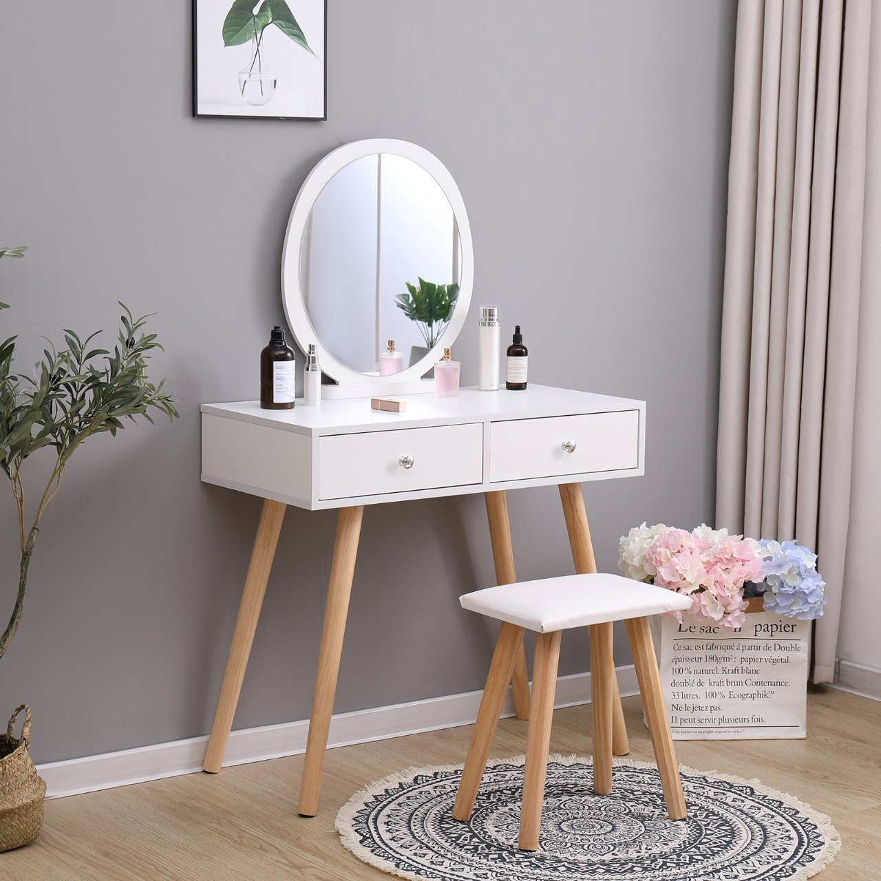 Bàn làm việc kết hợp bàn phấn có diện tích thoải mái dễ dàng tận dụng không gian làm việc