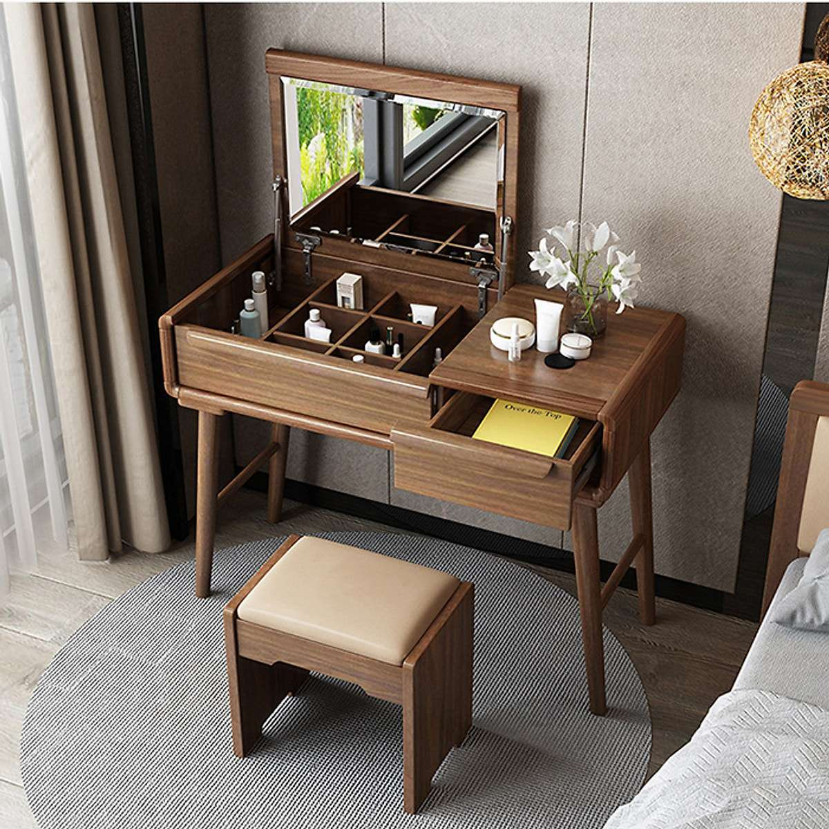Bàn làm việc kết hợp bàn phấn mở lên là bàn trang điểm, gập xuống là chiếc bàn làm việc tiện lợi