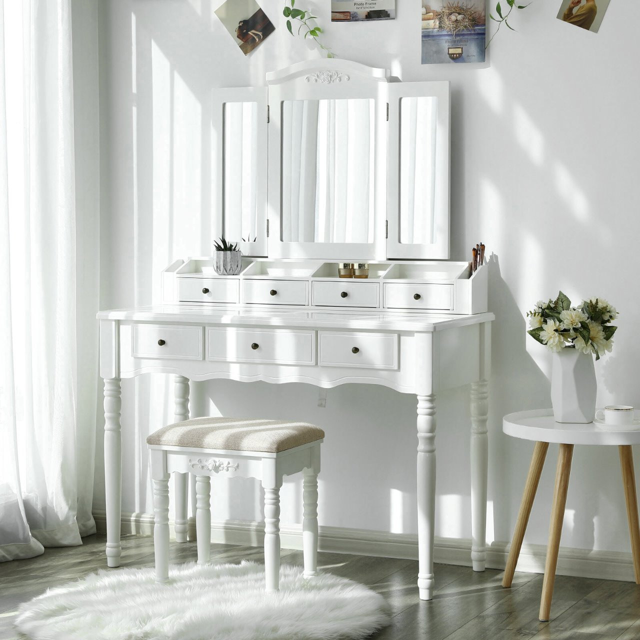 Bàn làm việc kết hợp bàn phấn phong cách tân cổ điển với mặt bàn lớn dễ dàng tận dụng làm việc