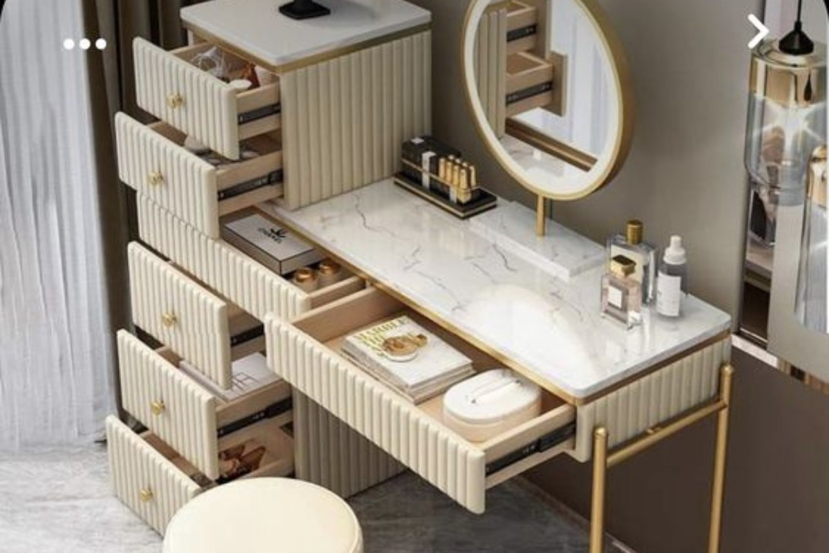 Bàn làm việc kết hợp trang điểm tphcm: Mẫu bàn tích hợp ngăn kéo tiện lợi cho lưu trữ.