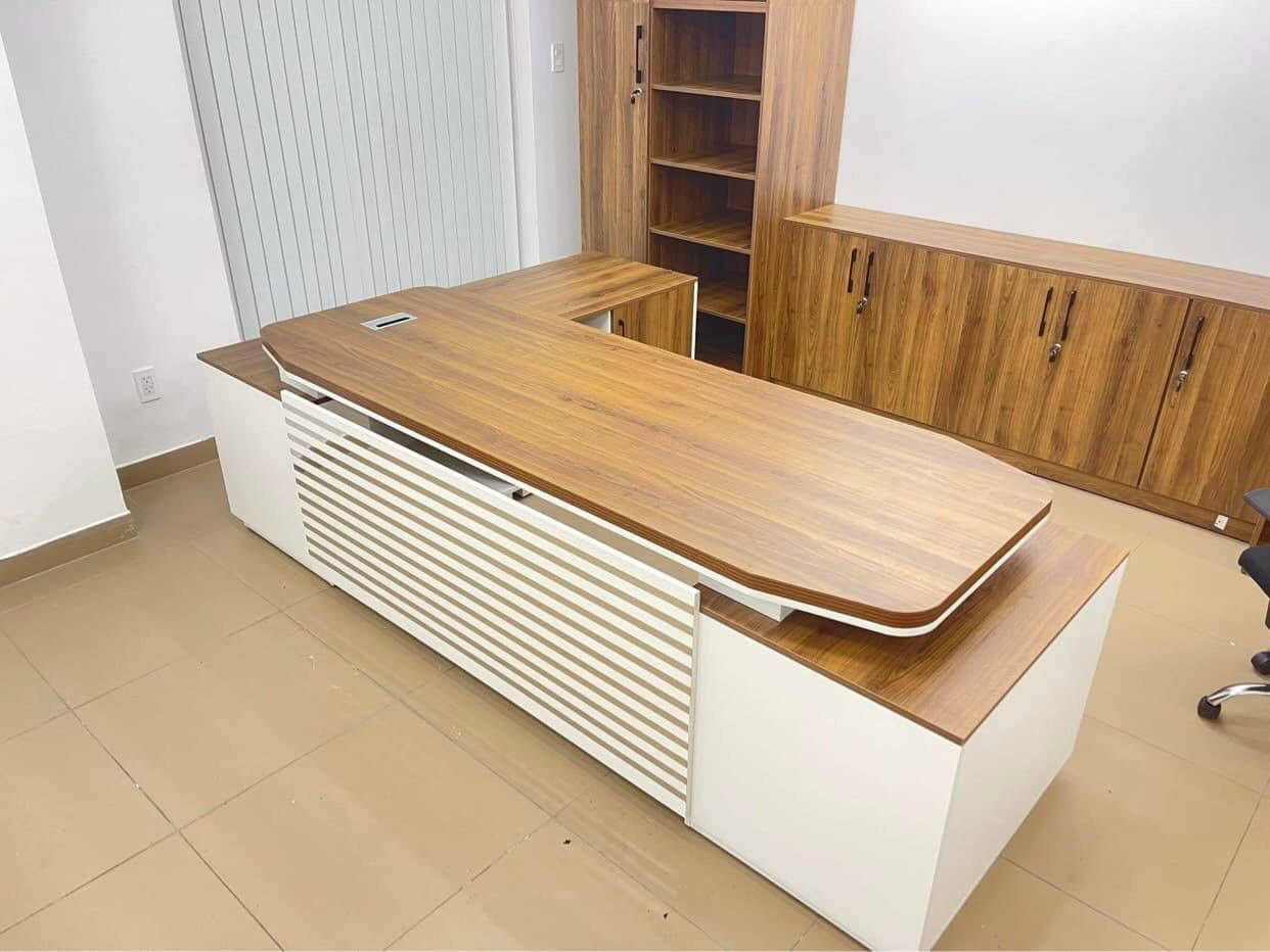 bàn làm việc màu gỗ sáng