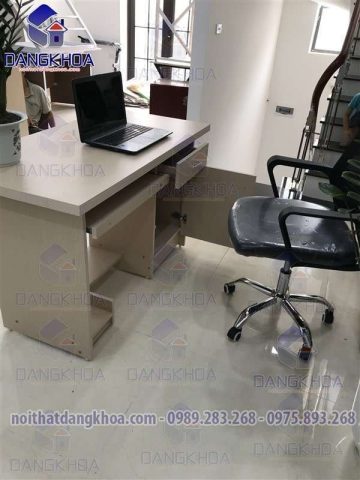 Bàn làm việc máy tính hiện đại với màn hình hiển thị hình nền tối giản, nâng tầm không gian số.