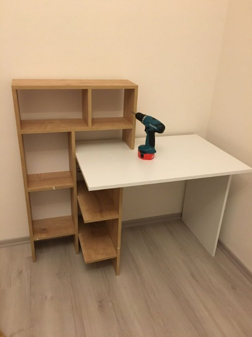 Bàn làm việc nhỏ gọn tích hợp kệ sách gỗ đa năng, giúp sắp xếp tài liệu gọn gàng.