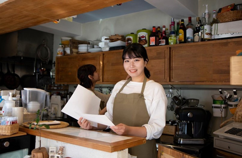 Bàn làm việc tiện nghi hỗ trợ chủ hộ kinh doanh chuẩn bị hồ sơ vay vốn hiệu quả.