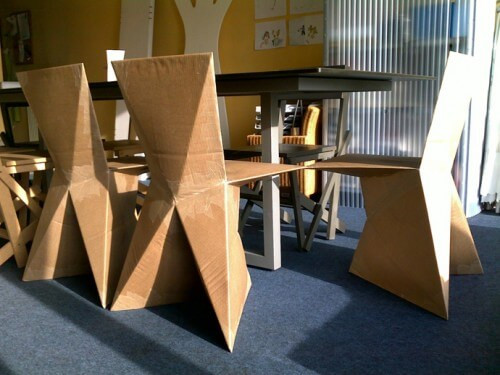 Bàn làm việc và ghế ngồi làm từ bìa carton màu nâu