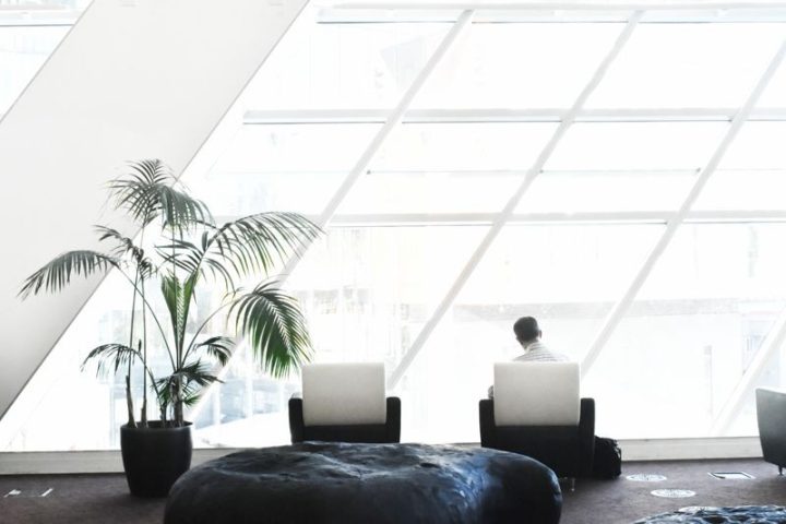 Bàn làm việc với ánh sáng tự nhiên