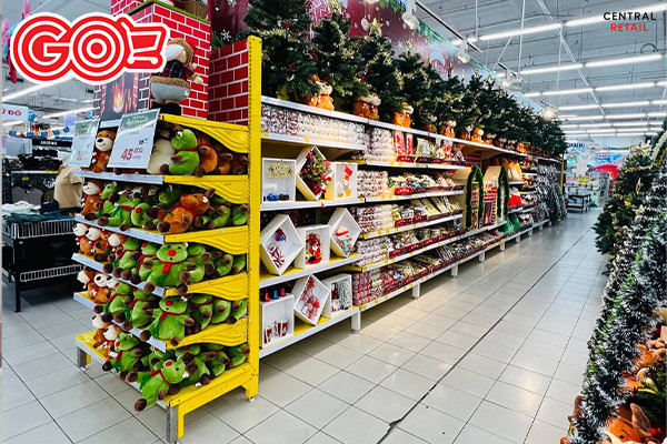 Bàn làm việc với phụ kiện decor dễ thương và phong cách
