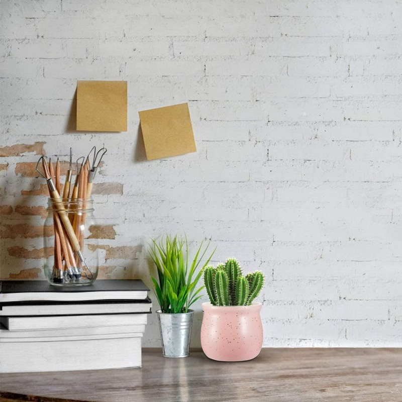 Bàn làm việc với phụ kiện trang trí màu tương phản, tạo ấn tượng mạnh mẽ