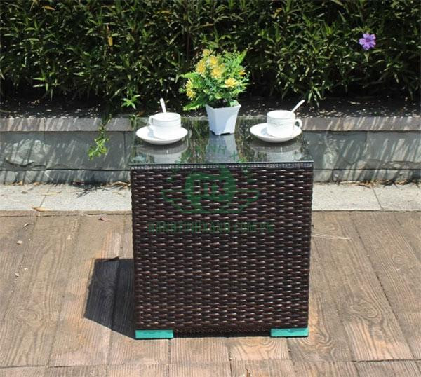 Bàn phụ tiện lợi bên cạnh ghế hồ bơi giả mây