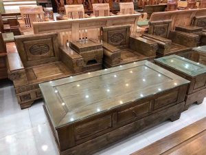 Bàn trà và ghế dài trong bộ bàn ghế Pháo Sồi với vân gỗ tự nhiên